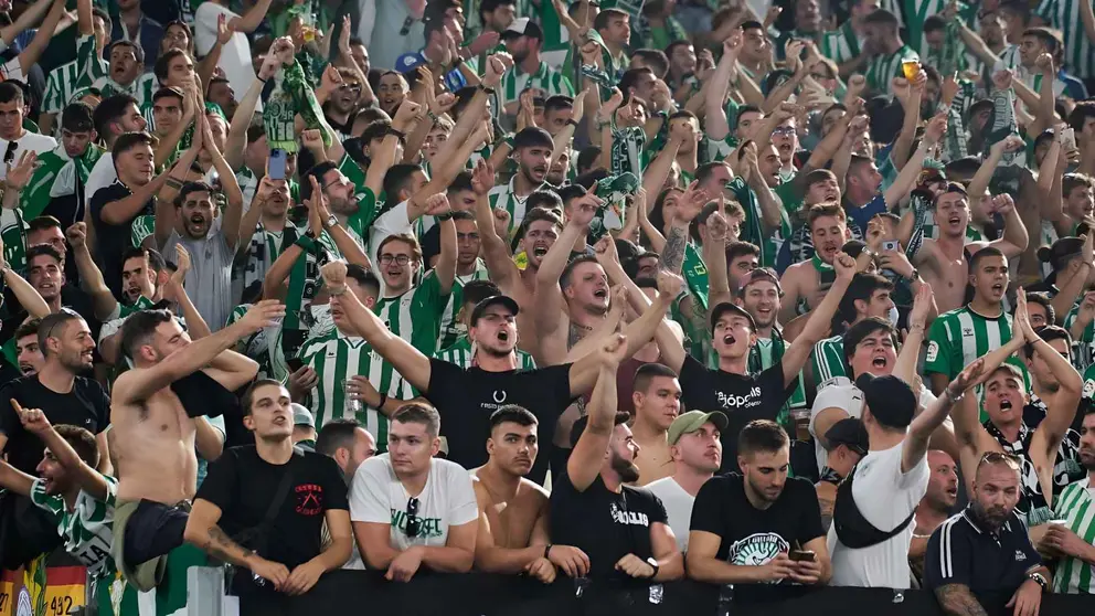 El viral v&iacute;deo de la afici&oacute;n del Real Betis en el C&iacute;vitas Metropolitano | Salvador L&oacute;pez Medina para El MIRA
