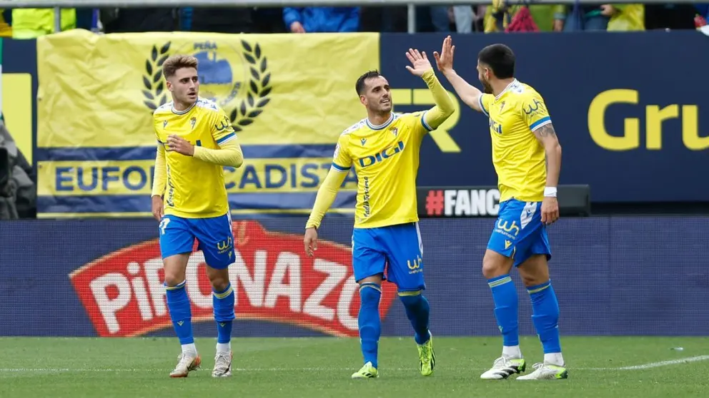 Los jugadores del C&aacute;diz CF celebran el gol de Juanmi Jim&eacute;nez contra el Atl&eacute;tico de Madrid