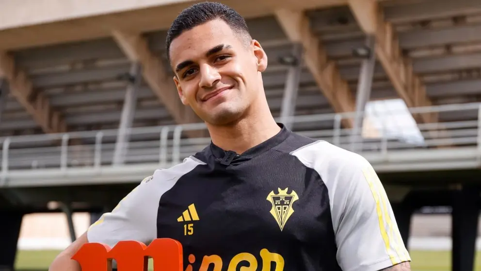 Kaiky Fernandes posa con el premio a mejor jugador del mes de febrero ganado en el Albacete Balompi&eacute; | AB