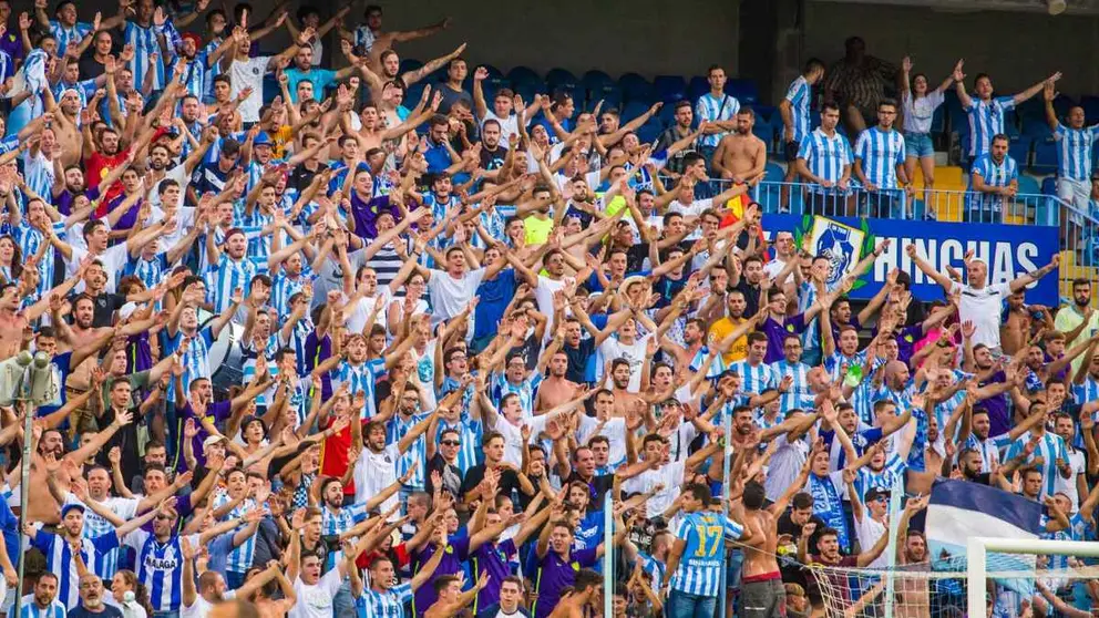 Aficionados del M&aacute;laga CF apoyando al equipo