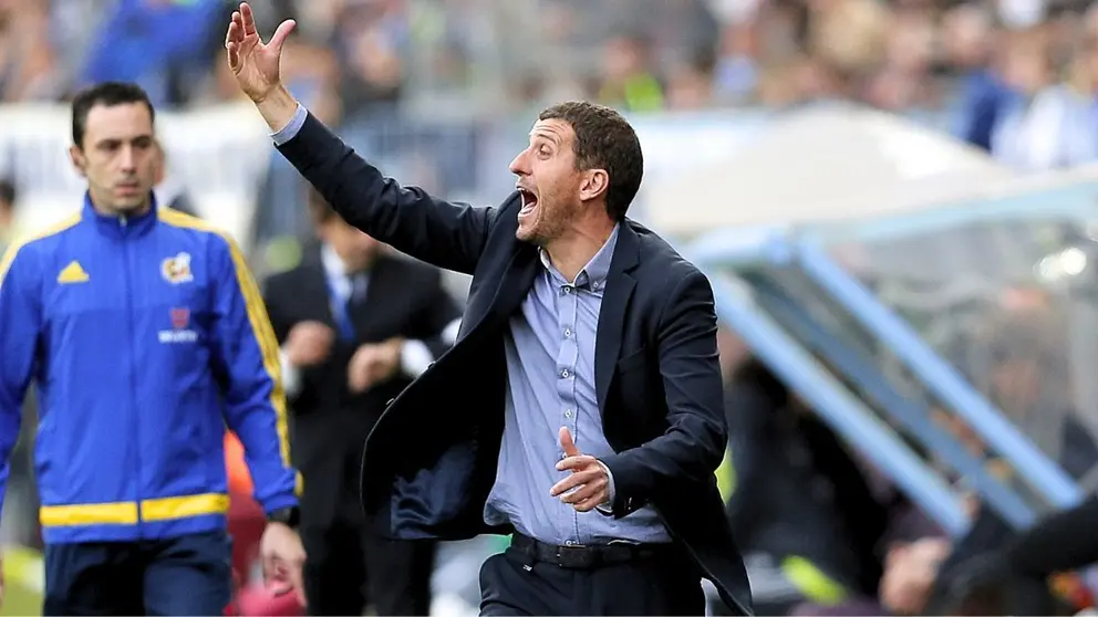 Javi Gracia dirigiendo al M&aacute;laga CF durante un partido en su etapa como entrenador blanquiazul