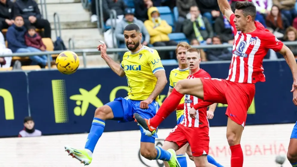Aiham Ousou y Gabriel Paulista en el C&aacute;diz CF - Atl&eacute;tico de Madrid