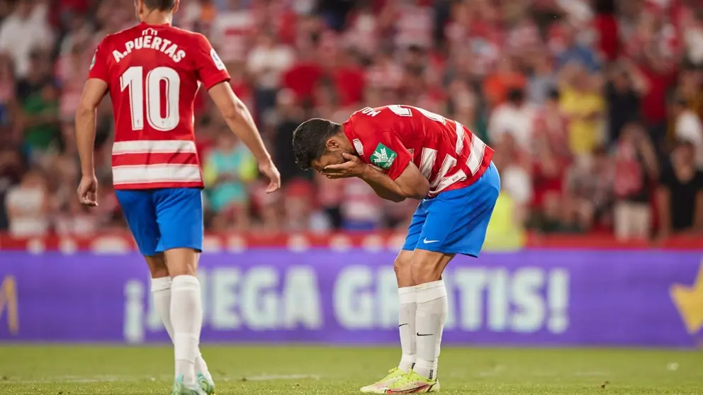 Jorge Molina se lamenta tras fallar el penalti que conden&oacute; al Granada CF al descenso