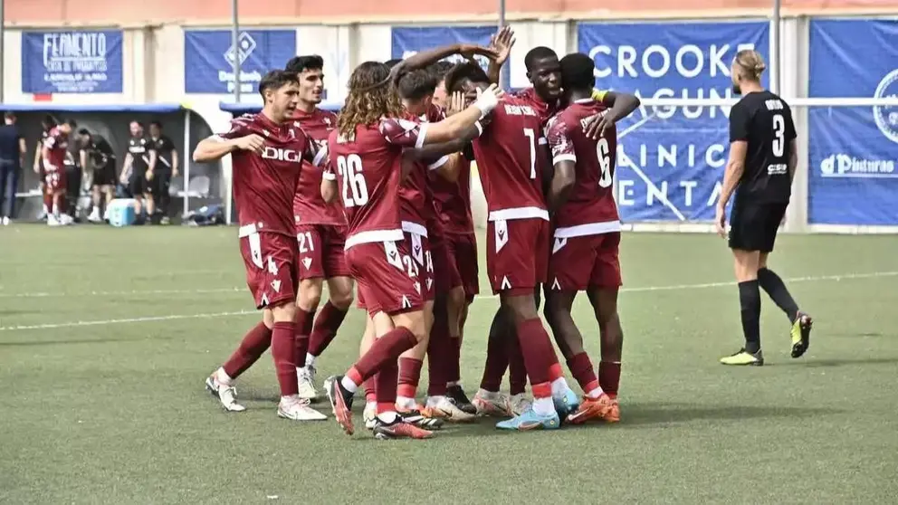 Los jugadores del filial del C&aacute;diz CF celebran el gol ante El Palo FC