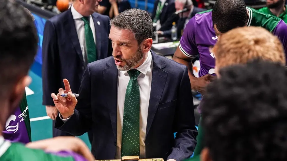 Ibon Navarro, entrenador del Unicaja Baloncesto, dando indicaciones en un partido del equipo