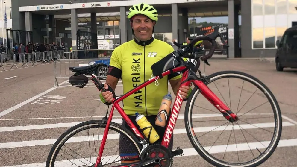 Aniceto Diaz con su bicicleta tras completar un reto