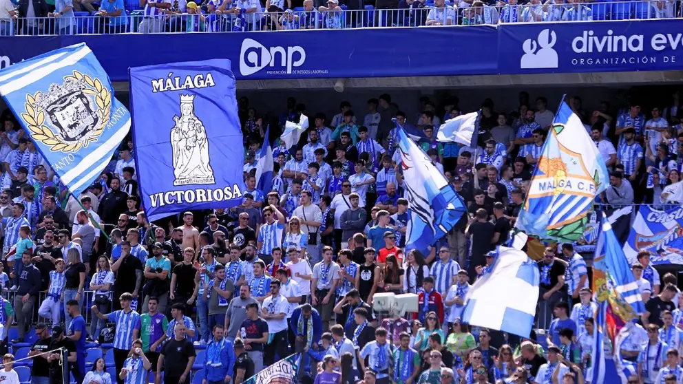 Aficionados del M&aacute;laga CF en el estadio La Rosaleda