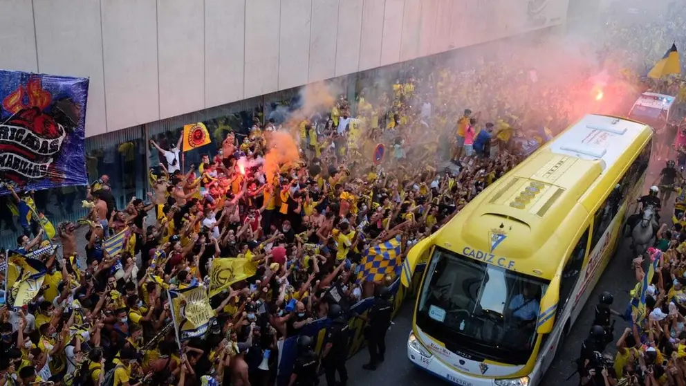 Recibimiento de la afici&oacute;n del C&aacute;diz CF al autob&uacute;s del equipo amarillo