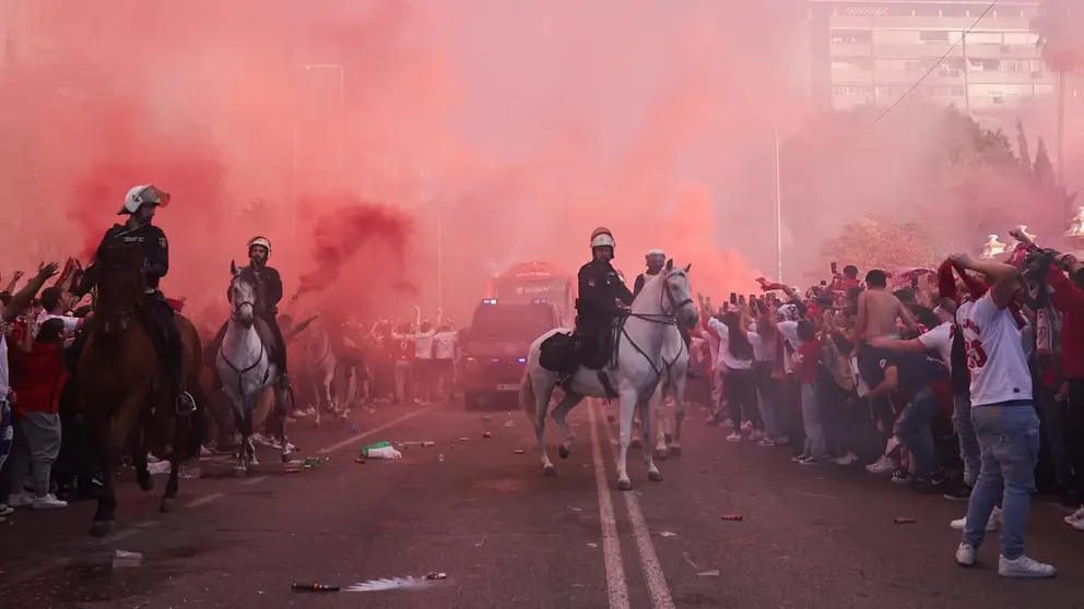 La Polic&iacute;a a caballo durante el recibimiento al autob&uacute;s del Sevilla FC en la previa de un partido contra el Real Betis