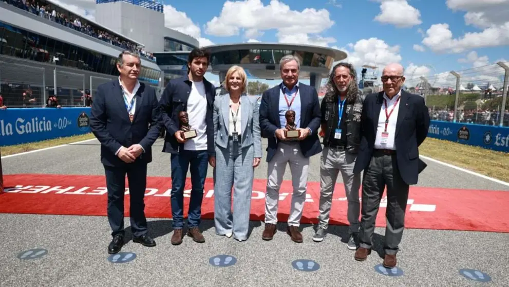 Entrega premio Carlos Sainz padre e hijo en el Gran Premio de Espa&ntilde;a 2024 | Cristo Garc&iacute;a