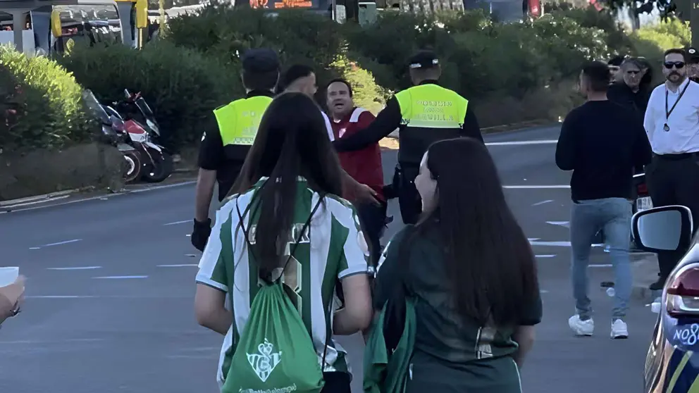 Pique de aficionados del Real Betis y Sevilla FC en la previa de El Gran Derbi
