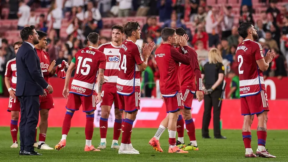 Los jugadores del Granada CF tras el partido ante el Sevilla FC | Salvador L&oacute;pez Medina para El MIRA