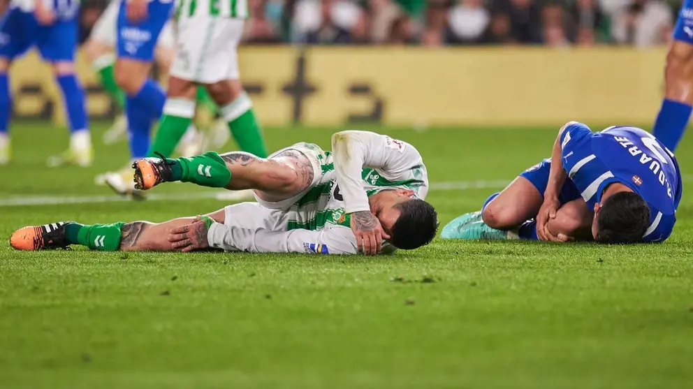 Chimy &Aacute;vila se duele de un choque en el Real Betis - Deportivo Alav&eacute;s | Salvador L&oacute;pez Medina para El MIRA