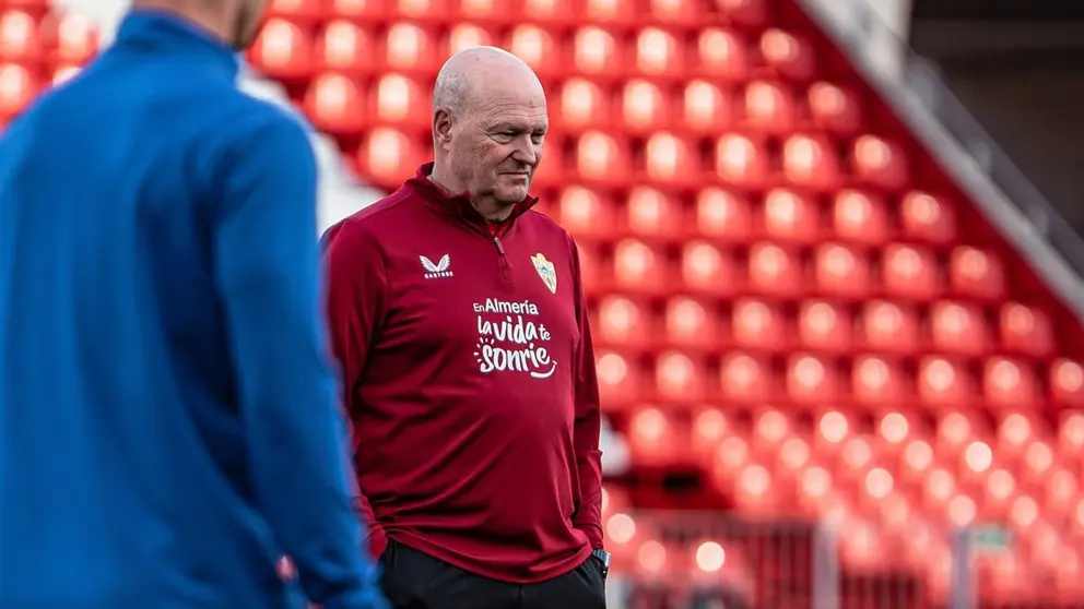 Pepe Mel dirigiendo su primera sesi&oacute;n de entrenamiento en la UD Almer&iacute;a | UDA