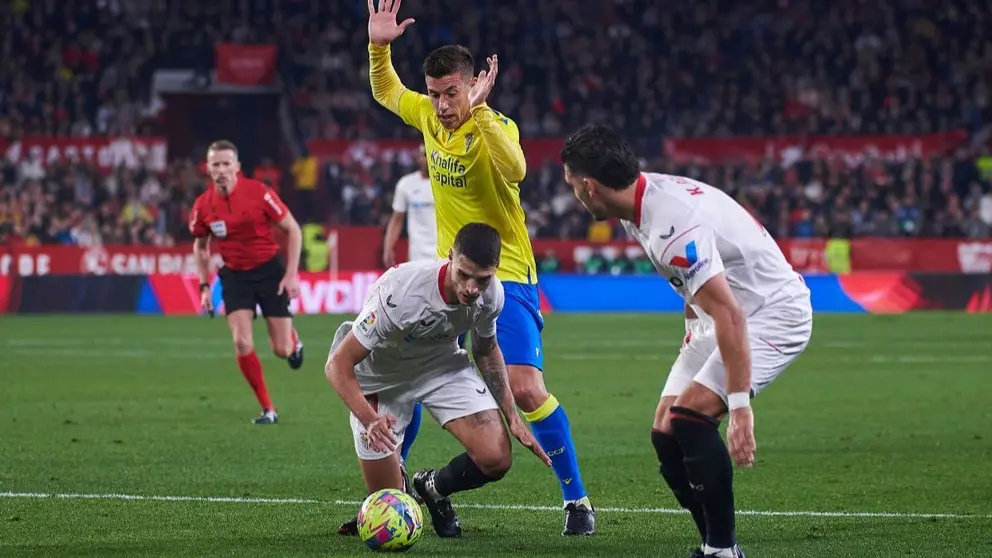 Rub&eacute;n Alcaraz en el Sevilla FC - C&aacute;diz CF | Salvador L&oacute;pez Medina para El MIRA