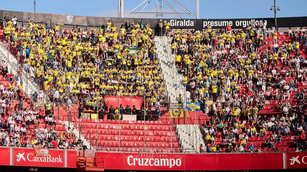 La afici&oacute;n del C&aacute;diz en el Sevilla FC - C&aacute;diz CF | Salvador L&oacute;pez Medina para El MIRA