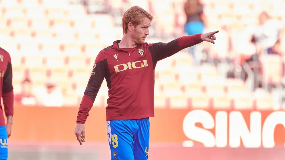 &Aacute;lex Fern&aacute;ndez en el calentamiento del Sevilla FC - C&aacute;diz CF | Salvador L&oacute;pez Medina para El MIRA