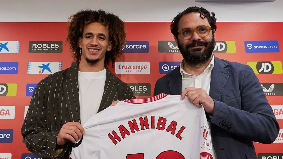 Hannibal Mejbri y V&iacute;ctor Orta en su presentaci&oacute;n con el Sevilla FC | Salvador L&oacute;pez Medina para El MIRA
