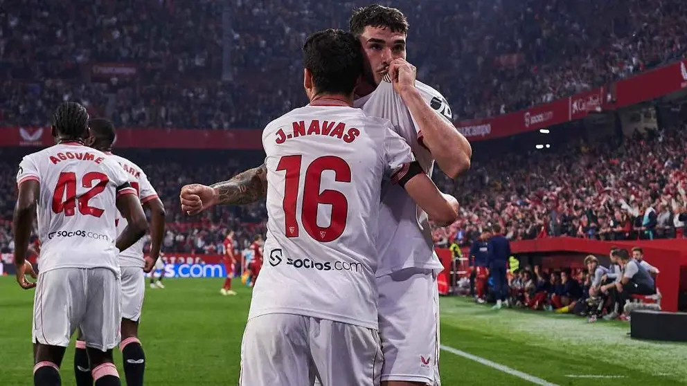 Isaac Romero besa el escudo del Sevilla FC tras anotar un gol | Salvador L&oacute;pez Medina para El MIRA