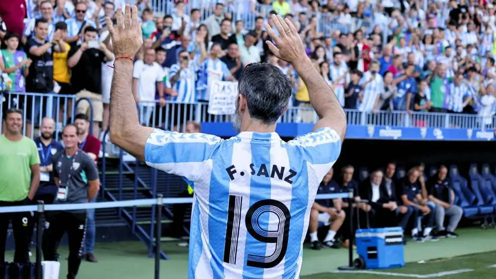 Fernando Sanz vistiendo la blanquiazul en el 120 aniversario del M&aacute;laga CF