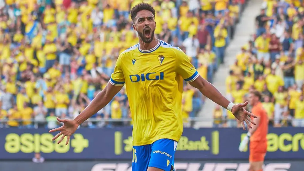 Chris Ramos celebra su gol en el C&aacute;diz CF - Villarreal CF | Salvador L&oacute;pez Medina para ElMIRA