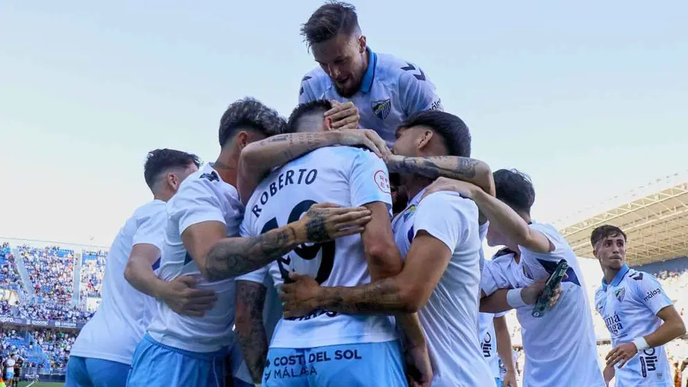 Jugadores del M&aacute;laga CF celebrando un gol del equipo