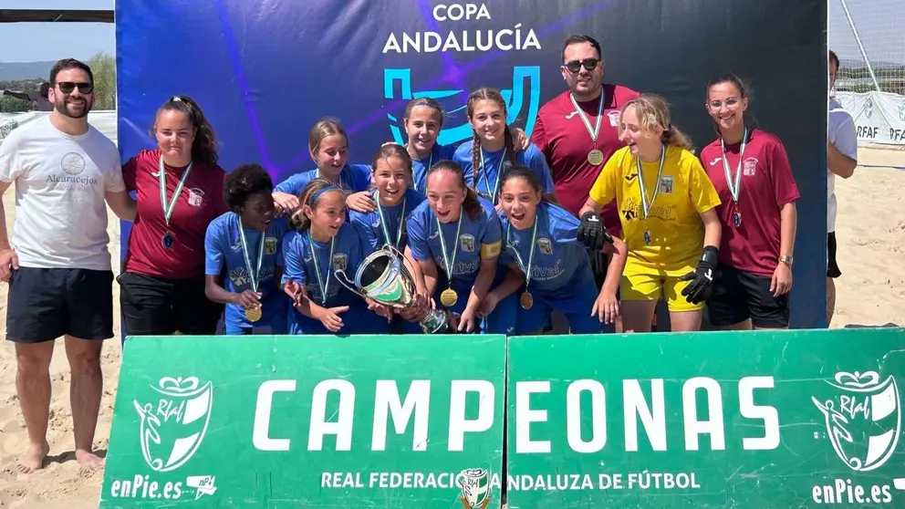 El conjunto alev&iacute;n femenino del CD Guadalcac&iacute;n celebra el titulo de Campe&oacute;n de Andaluc&iacute;a de f&uacute;tbol playa