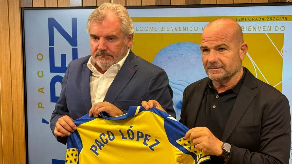 Manuel Vizca&iacute;no y Paco L&oacute;pez posan con la camiseta del C&aacute;diz CF en la presentaci&oacute;n del nuevo t&eacute;cnico | Beni Arroyo