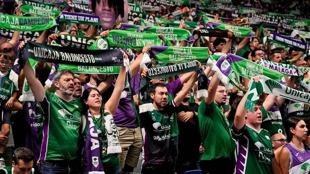 Aficionados del Unicaja Baloncesto en el pabell&oacute;n Mart&iacute;n Carpena de M&aacute;laga
