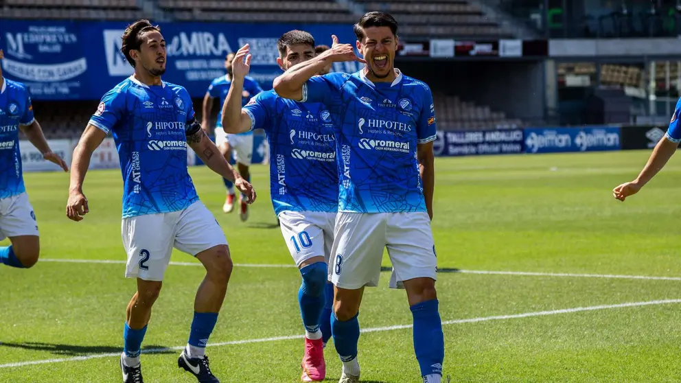 Tet&eacute; celebra su gol al Pozoblanco | Teresa Salas