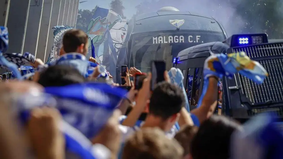 Aficionados del M&aacute;laga CF en un recibimiento al autob&uacute;s del equipo a las puertas del estadio La Rosaleda