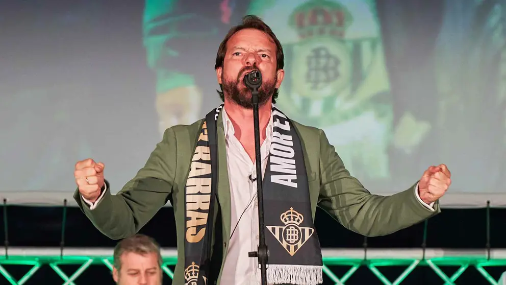 &Aacute;lex Ortiz canta el nuevo himno del Real Betis en el acto 'Siempre Verdiblancos' en el Benito Villamar&iacute;n | Salvador L&oacute;pez Medina para El MIRA