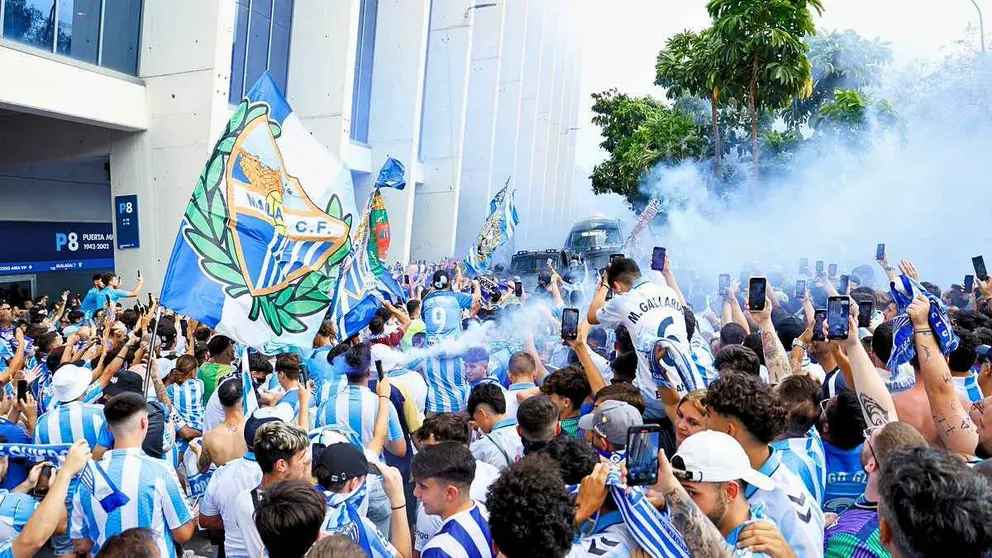 Aficionados del M&aacute;laga CF recibiendo al autob&uacute;s del equipo en La Rosaleda