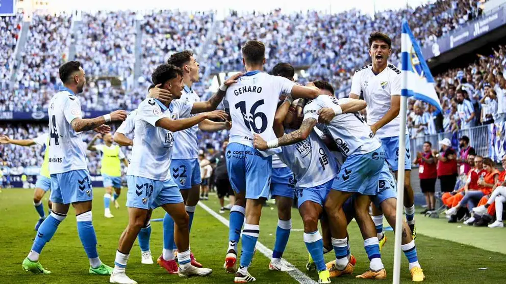 Jugadores del M&aacute;laga CF celebrando un gol en La Rosaleda
