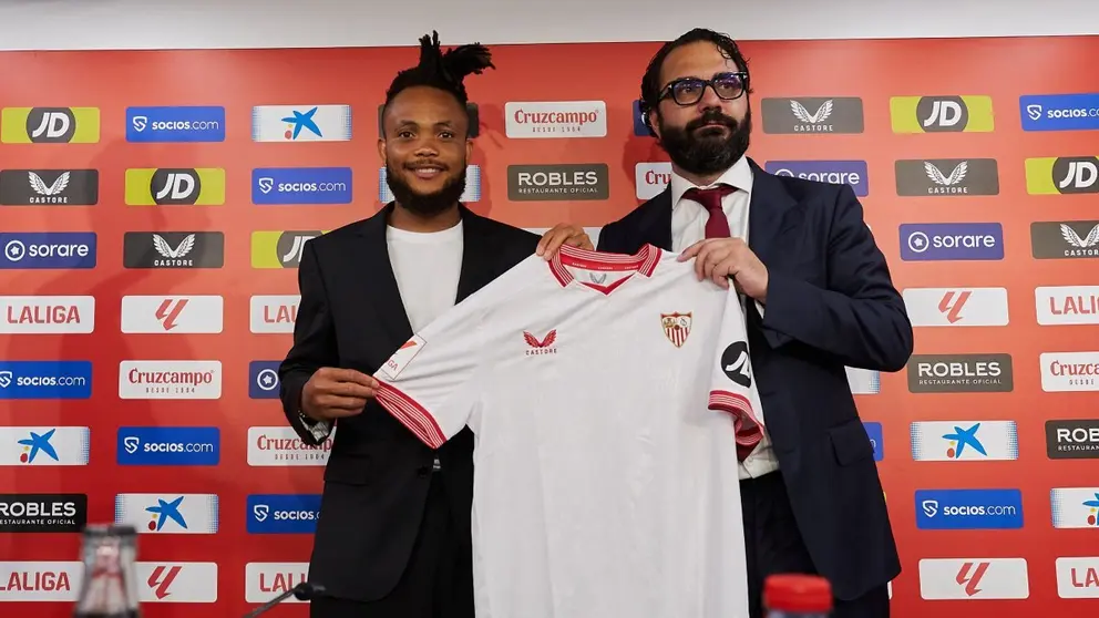 Chidera Ejuke y V&iacute;ctor Orta en la presentaci&oacute;n del jugador con el Sevilla FC | Salvador L&oacute;pez Medina para El MIRA