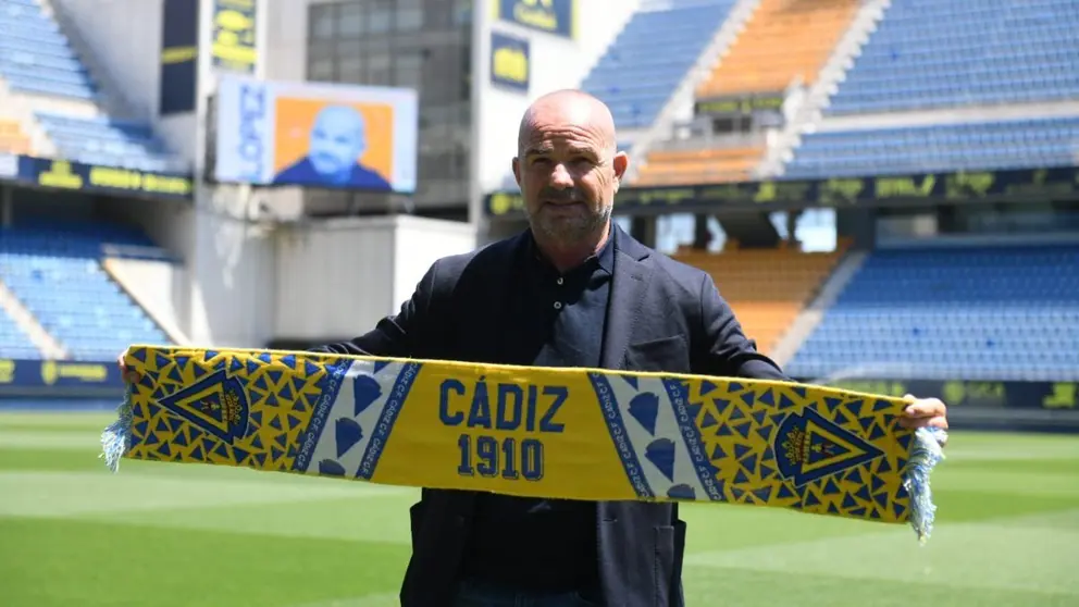 Paco L&oacute;pez posa con la bufanda del C&aacute;diz CF en el Nuevo Mirandilla
