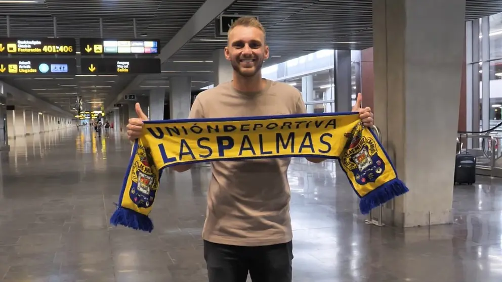 Jasper Cillessen posa con la bufanda de la UD Las Palmas