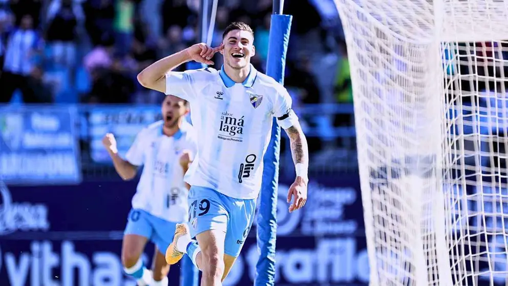 Roberto Fern&aacute;ndez, pichichi del M&aacute;laga CF, celebrando un gol en La Rosaleda