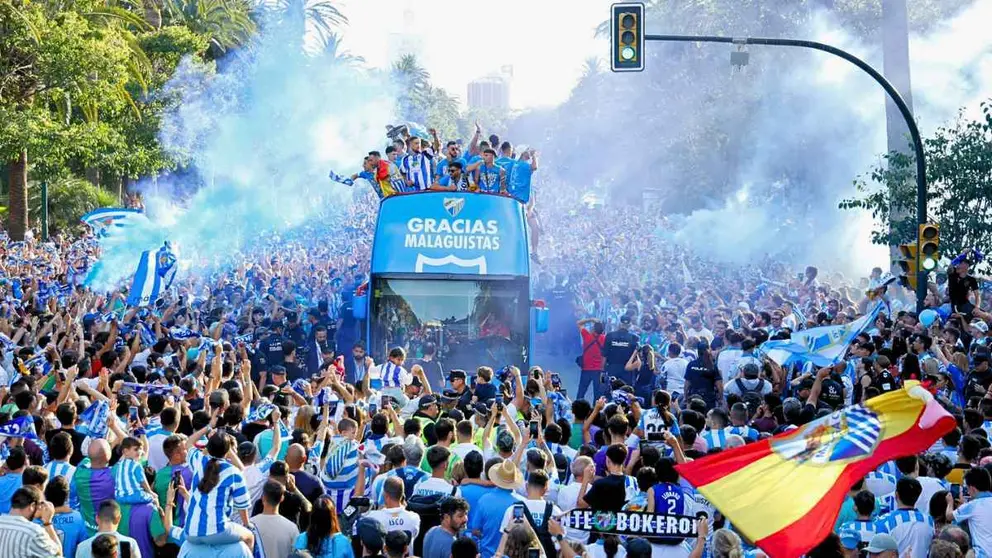 El M&aacute;laga CF y su afici&oacute;n celebrando el ascenso a Segunda Divisi&oacute;n