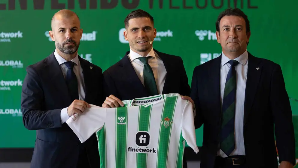 Romain Perraud en su presentaci&oacute;n con el Real Betis junto a Manu Fajardo y Jos&eacute; Miguel L&oacute;pez Catal&aacute;n | Rafael Rom&aacute;n