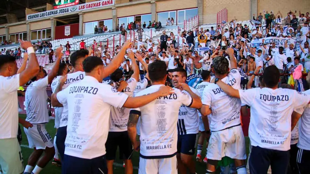 Jugadores del Marbella FC celebrando el ascenso a Primera RFEF