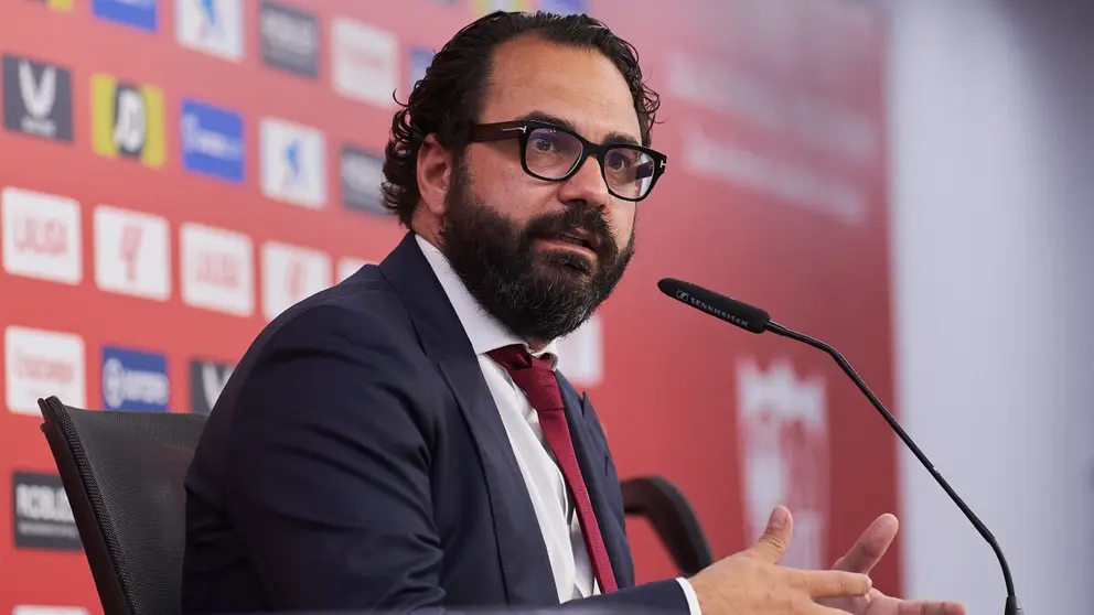 V&iacute;ctor Orta en la presentaci&oacute;n de Chidera Ejuke con el Sevilla FC | Salvador L&oacute;pez Medina para El MIRA