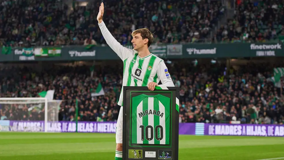 Juan Miranda recibe la placa de 100 partidos con el Real Betis en la previa del partido ante el Villarreal | Salvador L&oacute;pez Medina para El MIRA