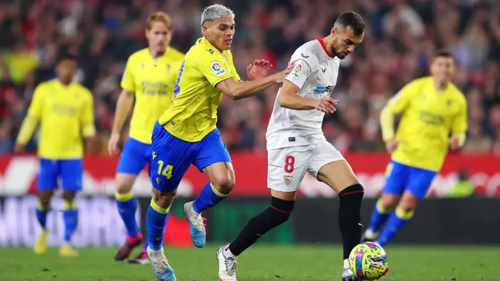 Brian Ocampo y Joan Jord&aacute;n en un Sevilla FC - C&aacute;diz CF
