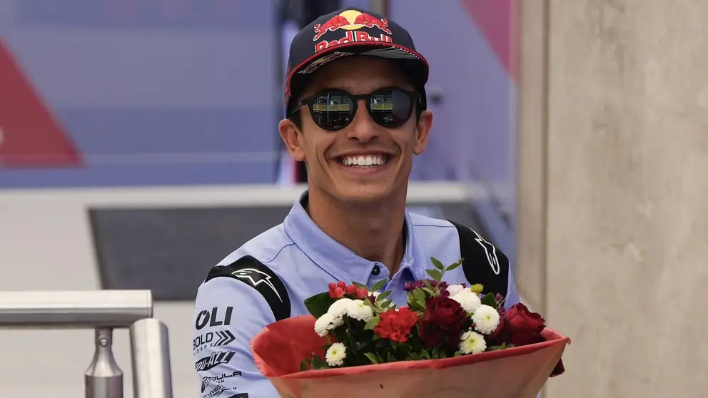 X Marc M&aacute;rquez | Marc M&aacute;rquez con el ramo de flores que le regal&oacute; una fan