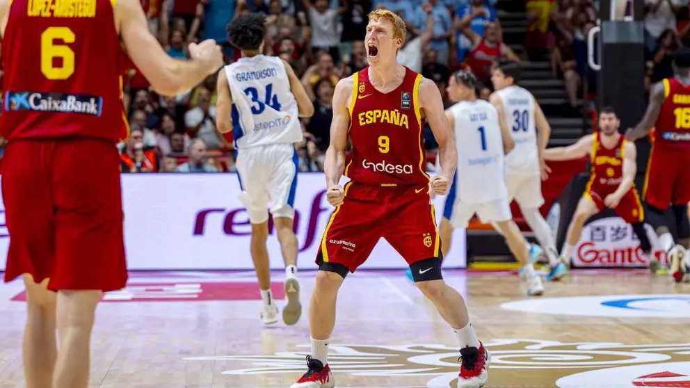 Alberto D&iacute;az, jugador del Unicaja de M&aacute;laga, con la Selecci&oacute;n Espa&ntilde;ola