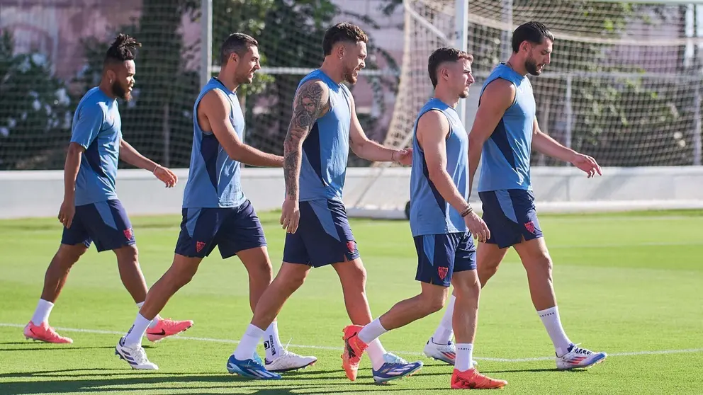 Chidera Ejuke, Joan Jord&aacute;n, Lucas Ocampos, Adri&agrave; Pedrosa y Rafa Mir durante el entrenamiento del Sevilla FC | Salvador L&oacute;pez Medina para El MIRA