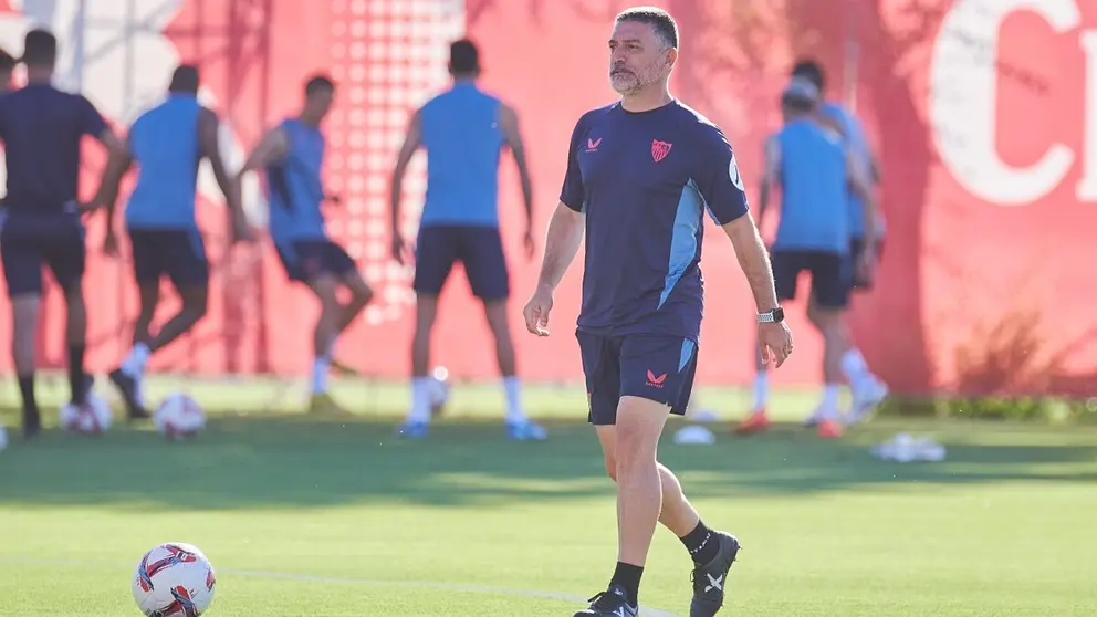 Garc&iacute;a Pimienta durante un entrenamiento del Sevilla FC | Salvador L&oacute;pez Medina para El MIRA