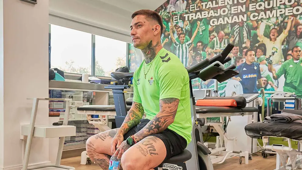 Chimy &Aacute;vila durante los reconocimientos m&eacute;dicos del Real Betis | Salvador L&oacute;pez Medina para El MIRA