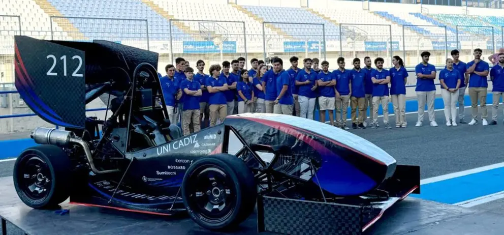 Equipo F&oacute;rmula Gades formado por los estudiantes de la UCA junto al monoplaza G24
